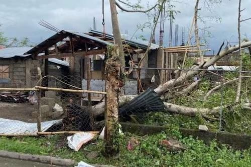 Bão Man-yi suy yếu sau khi quét qua Philippines, nhưng vẫn nguy hiểm