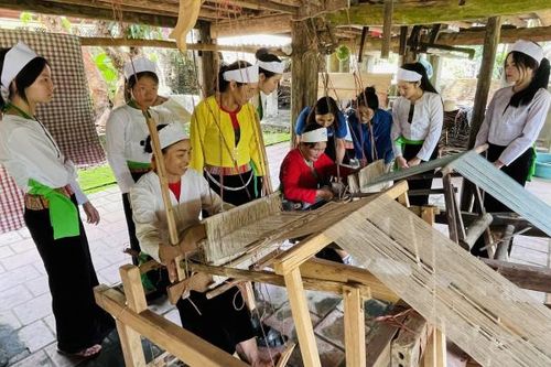 Phú Thọ: Công bố Di sản phi vật thể quốc gia Nghề dệt thổ cẩm người Mường huyện Tân Sơn