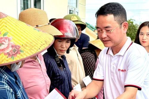 Chung tay hỗ trợ người dân vùng 'rốn lũ' Quảng Bình