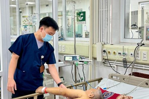 Cụ ông mất một nửa lượng máu cơ thể vì sốt xuất huyết