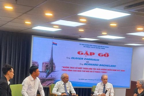 Gặp 2 người treo cờ Mặt trận Dân tộc Giải phóng miền Nam Việt Nam trên đỉnh nhà thờ Đức Bà ở Paris