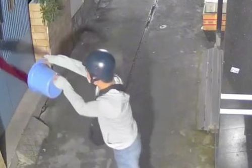 Bắt hai đối tượng tạt máu heo vào nhà dân để đòi nợ
