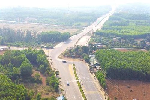Cưỡng chế ngôi nhà 'cố thủ' trên tuyến đường ở trung tâm Khu kinh tế Dung Quất