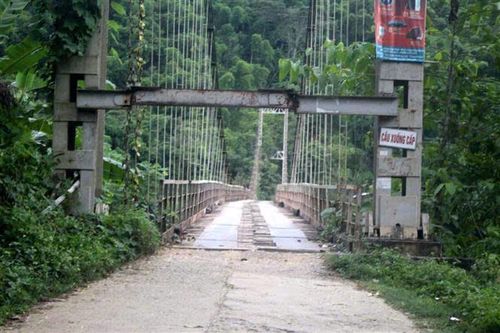 Thanh Hóa: Cầu treo xuống cấp, dân vừa đi vừa... run