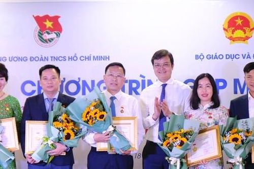 Trung ương Đoàn trao tặng Kỷ niệm chương 'Vì thế hệ trẻ' cho nhiều cán bộ ngành Giáo dục