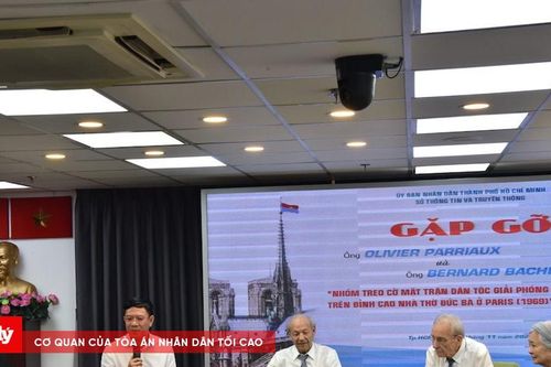 2 người Thụy Sĩ kể câu chuyện treo cờ trên Nhà thờ Đức Bà Paris