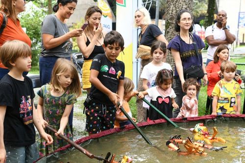 Người dân Brazil say mê nặn tò he và thưởng thức 'đặc sản' rối nước Việt Nam