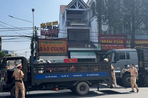 Va chạm với xe tải, một học sinh tử vong thương tâm
