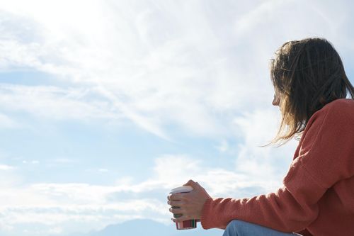 Lên chơi bất ngờ, thấy con trai vào bếp, mẹ chồng về quê không nói lời tạm biệt