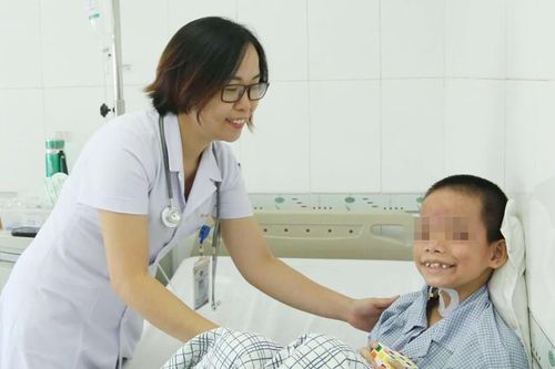 Bị cửa cuốn kẹp vào cổ, bé trai may mắn được bác sĩ sống gần nhà cấp cứu