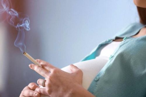 Phụ nữ mang thai gặp nhiều nguy hiểm khi tiếp xúc với khói thuốc lá