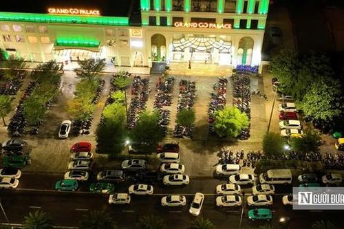 Bình Định: Vô tư chiếm vỉa hè, lòng đường làm nơi đỗ xe