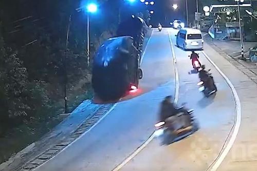 Clip: Chở quá tải, xe ô tô bất ngờ lật nhào khi cố lên dốc