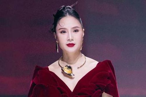 Mỹ nhân 'Hoa hồng trên ngực trái' khoe trọn cặp kiếm Nhật thon dài ở tuổi 41