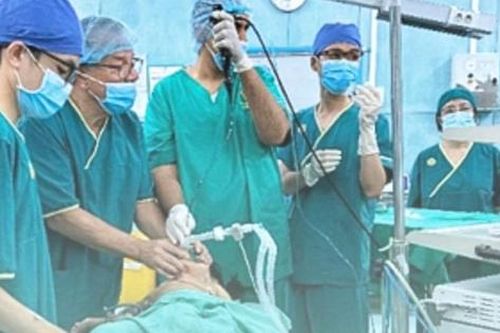 Tin tức Đời sống 18/11: Bất ngờ nguyên nhân khiến bé gái khàn tiếng, khó thở suốt 4 tháng
