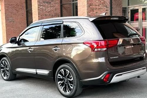 Lăn bánh 4 vạn km, Mitsubishi Outlander Premium rao bán ngang xe hạng B