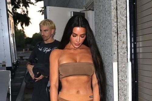 Kim Kardashian 'đốt mắt' với thân hình quyến rũ trong áo crop top siêu nhỏ