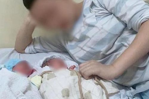 Xót xa 2 bé trai sơ sinh bị bỏ rơi trong thùng xốp, được người lạ ủ ấm suốt 4 tiếng
