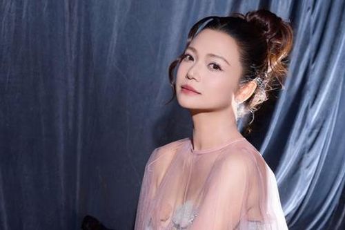 Kiều Anh mặc váy cưới xuyên thấu gây bão