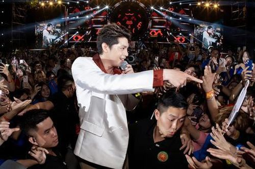 Khán giả liên tục ném đồ lên sân khấu khi Noo Phước Thịnh đang biểu diễn