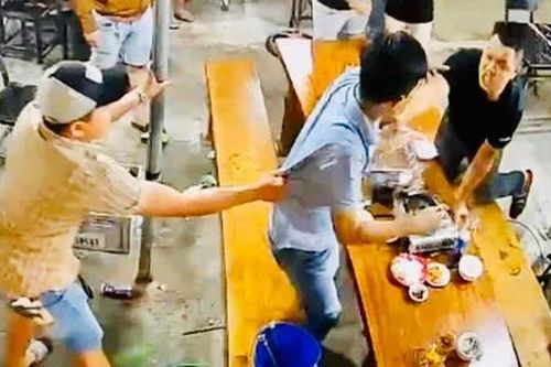 Vợ xin số bạn cũ, chồng ghen tuông đâm chết người tại quán nhậu