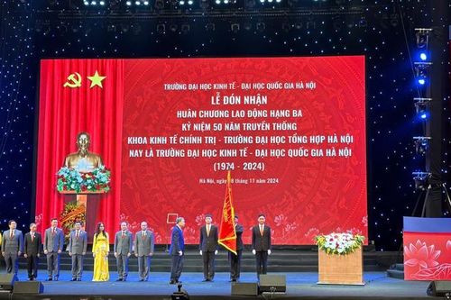 Trường Đại học Kinh tế - Đại học Quốc gia Hà Nội đón nhận Huân chương lao động hạng ba