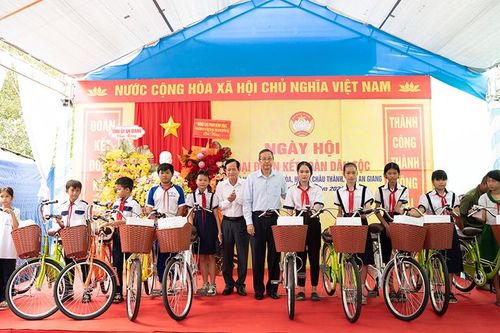 Ngày hội của ý Đảng, lòng dân