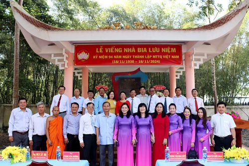 Viếng nơi ra mắt Mặt trận Dân tộc Thống nhất Việt Nam tỉnh