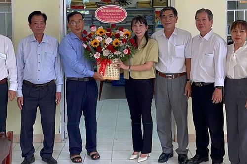 Bí thư Huyện ủy Thoại Sơn chúc mừng Ngày truyền thống Mặt trận Tổ quốc Việt Nam