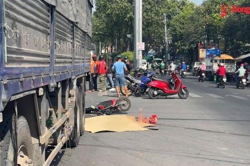 Thương tâm thiếu niên điều khiển xe đạp va chạm với xe tải