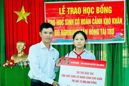 Trao tặng học bổng cho học sinh vượt khó học giỏi
