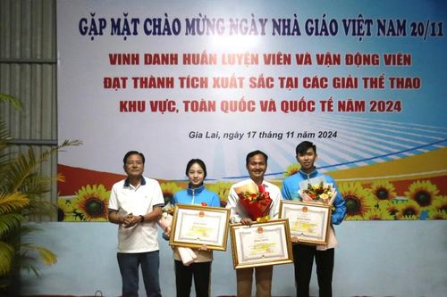 Khen thưởng cho các huấn luyện viên, vận động viên xuất sắc của tỉnh Gia Lai