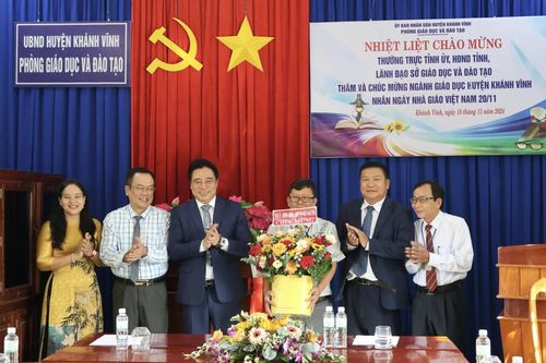 Phó Bí thư Thường trực Tỉnh ủy Nguyễn Khắc Toàn thăm, chúc mừng các cơ sở giáo dục huyện Khánh Vĩnh