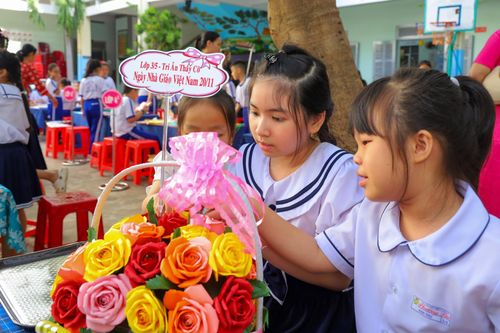 Trường Tiểu học Phương Sài: Tổ chức hội thi trang trí thiệp, cắm hoa, làm báo tường