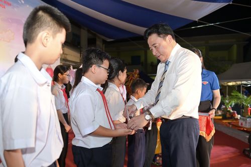 Chung tay chăm lo cho sự nghiệp giáo dục