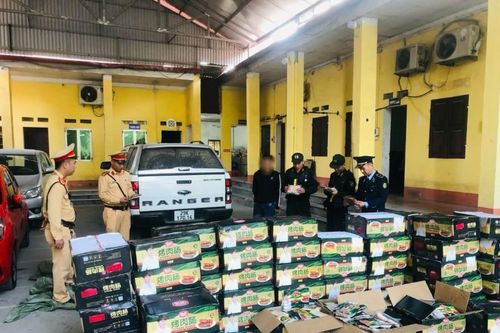 Phát hiện xe ô tô vận chuyển hơn 1,1 tấn xúc xích không có giấy tờ chứng minh nguồn gốc