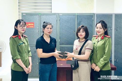 Công an Lạng Sơn giúp một phụ nữ nhận lại 479 triệu đồng do chuyển khoản nhầm