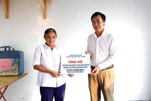 Khối thi đua Văn hóa - Xã hội trao tặng kinh phí xây dựng nhà cho hộ nghèo huyện Tân Sơn