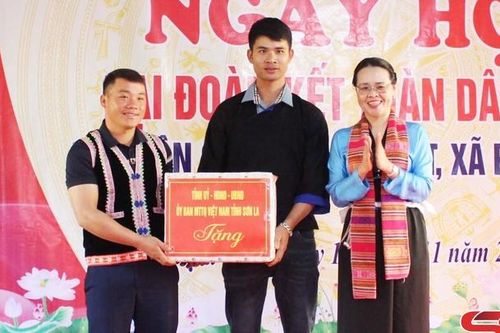 Đồng chí Trưởng ban Tuyên giáo Tỉnh ủy dự Ngày hội Đại đoàn kết toàn dân tộc tại Thuận Châu