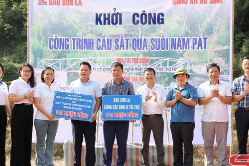 Khởi công công trình cầu sắt qua suối Nậm Pát