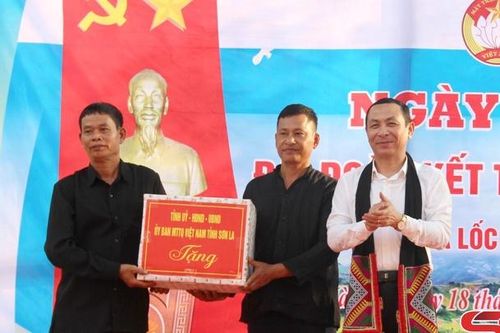 Đồng chí Trưởng Ban Tổ chức Tỉnh ủy dự Ngày hội đại đoàn kết toàn dân tộc tại bản Nà Lốc