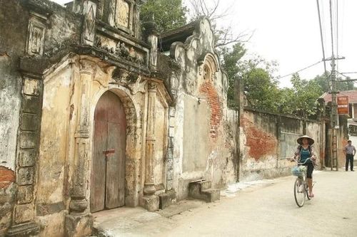 Xem show nghệ thuật, thời trang ở ngôi làng 500 năm tuổi