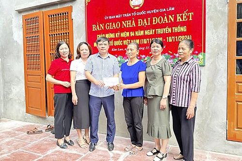 Gia Lâm (Hà Nội): Bàn giao nhà đại đoàn kết cho hộ gia đình có hoàn cảnh đặc biệt khó khăn