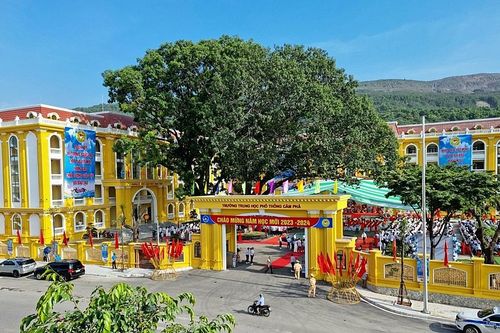 Cẩm Phả (Quảng Ninh): Trường đôi cây hạnh phúc