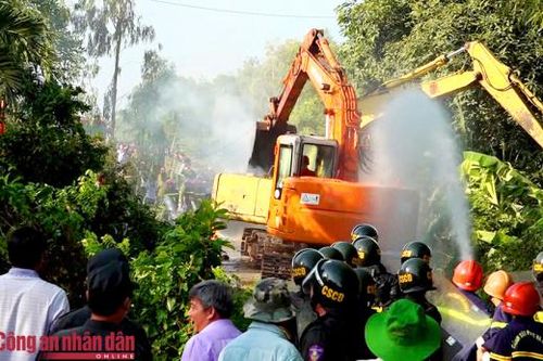Khống chế 8 đối tượng dùng bom xăng, hung khí tấn công lực lượng chức năng