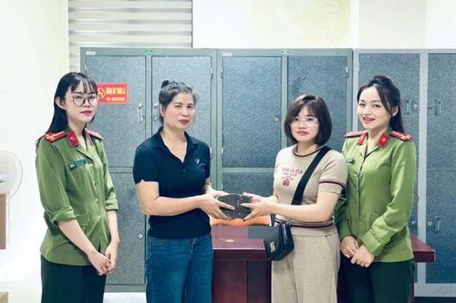 Tự nhiên nhận gần nửa tỷ đồng, người phụ nữ trình báo Công an tìm người chuyển nhầm