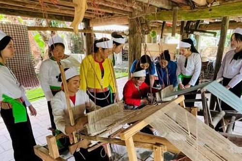 Phú Thọ: Công bố Di sản phi vật thể Quốc gia Nghề Dệt thổ cẩm của người Mường và công nhận 3 điểm du lịch