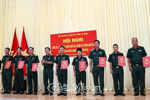 Trao quyết định thăng quân hàm, nâng lương quân nhân chuyên nghiệp