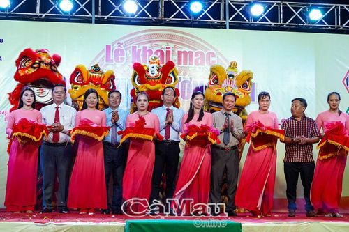 Khai mạc Hội chợ Thương mại - Tiêu dùng ở thị trấn Sông Đốc