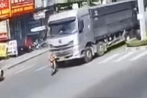Clip: Đau lòng khoảnh khắc bé trai 13 tuổi đi xe điện va chạm với xe tải tử vong